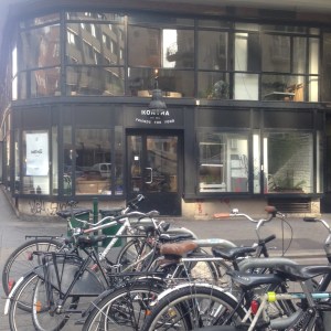 Kafe hipster di depan hotel di Budapest. (Photo by Nauval Yazid)