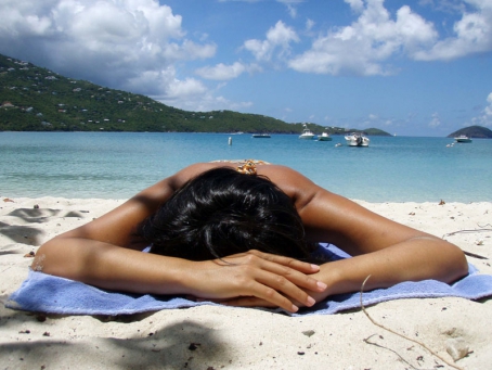 9 Alasan Orang Indonesia Berjemur di&nbsp;Pantai