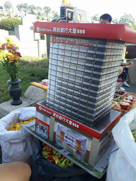 Miniatur gedung bank terbuat dari kertas.